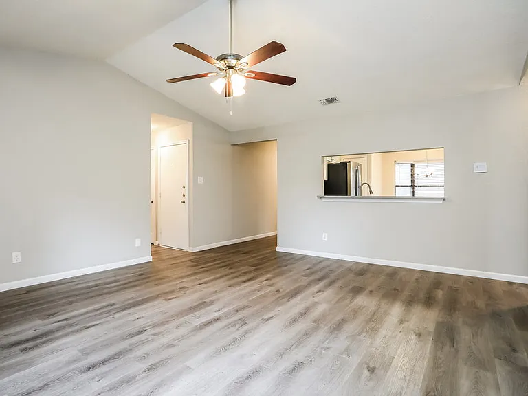 4210 Glen Hollow Cir — Photo 5