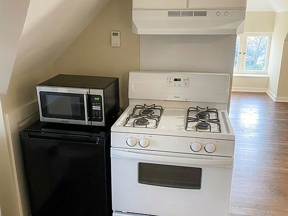 4th image of 2098 Court Ave #1