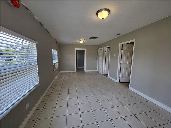 4th image of 4419 NW 17th Ave #A