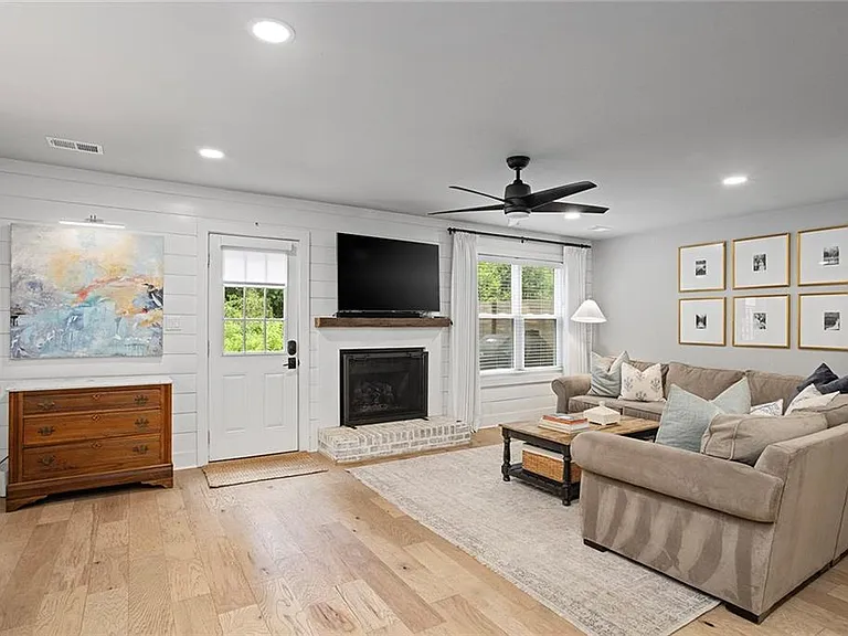1185 Jamestowne Trl — Photo 2