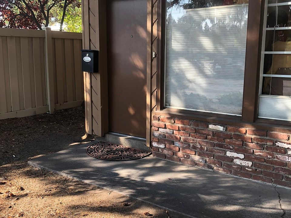 Ground floor entry to 2nd floor apartment