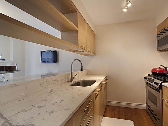 5th image of 100 W 39th St APT 37J