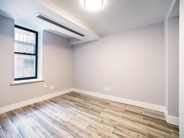 570 W 183rd St #BASEMENT — Photo 3