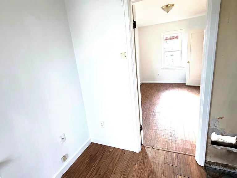 210 E Oak St — Photo 6