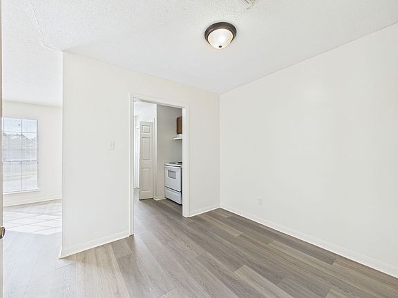 3rd image of 110 Country Ln #C