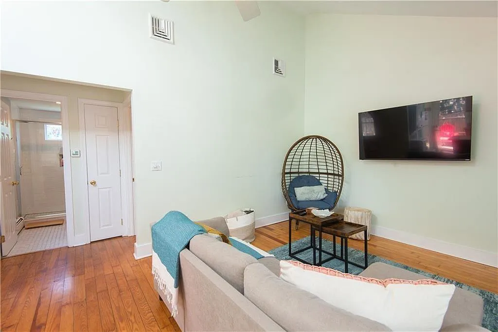 2 bed, 800 sqft, $2,400 — Photo 2