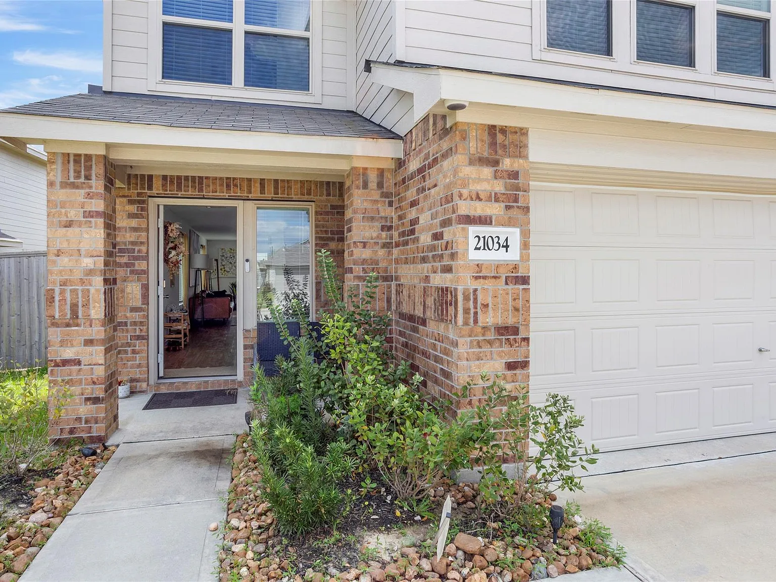 4 bed, 2.5 bath, 2278 sqft, $2,295 — Photo 2