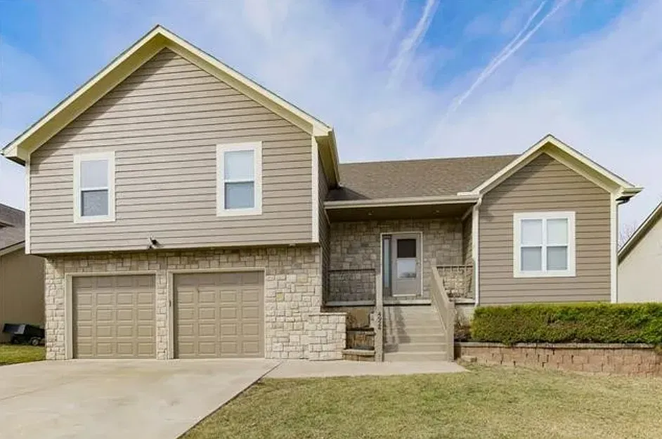 4 bed, 1692 sqft, $2,350 — Photo 1
