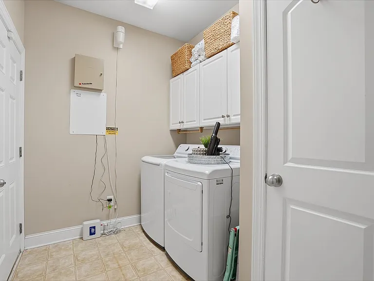 211 Louisville Dr — Photo 23