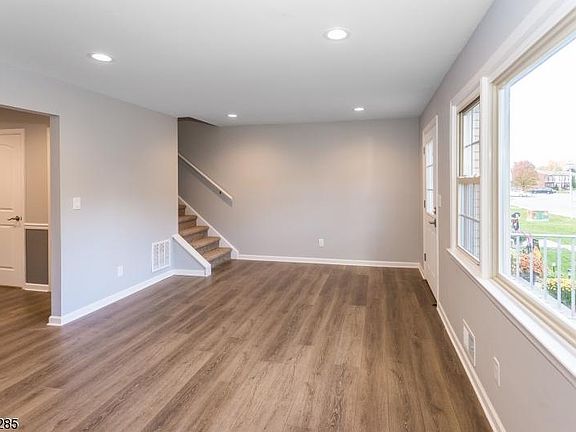 5th image of 21 Tudor Pl #21