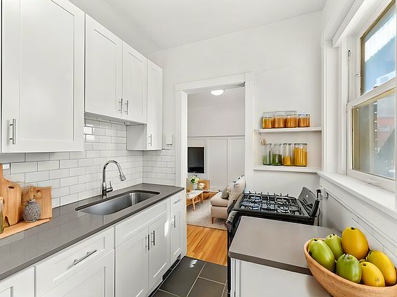 3rd image of 1540 N Grant St #6
