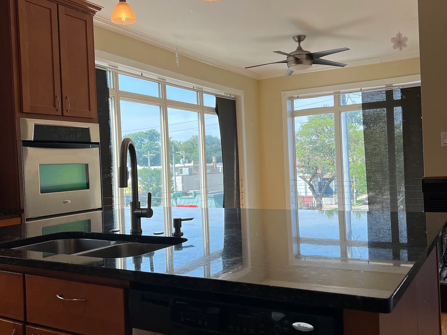 2 bed, 1000 sqft, $2,200 — Photo 3