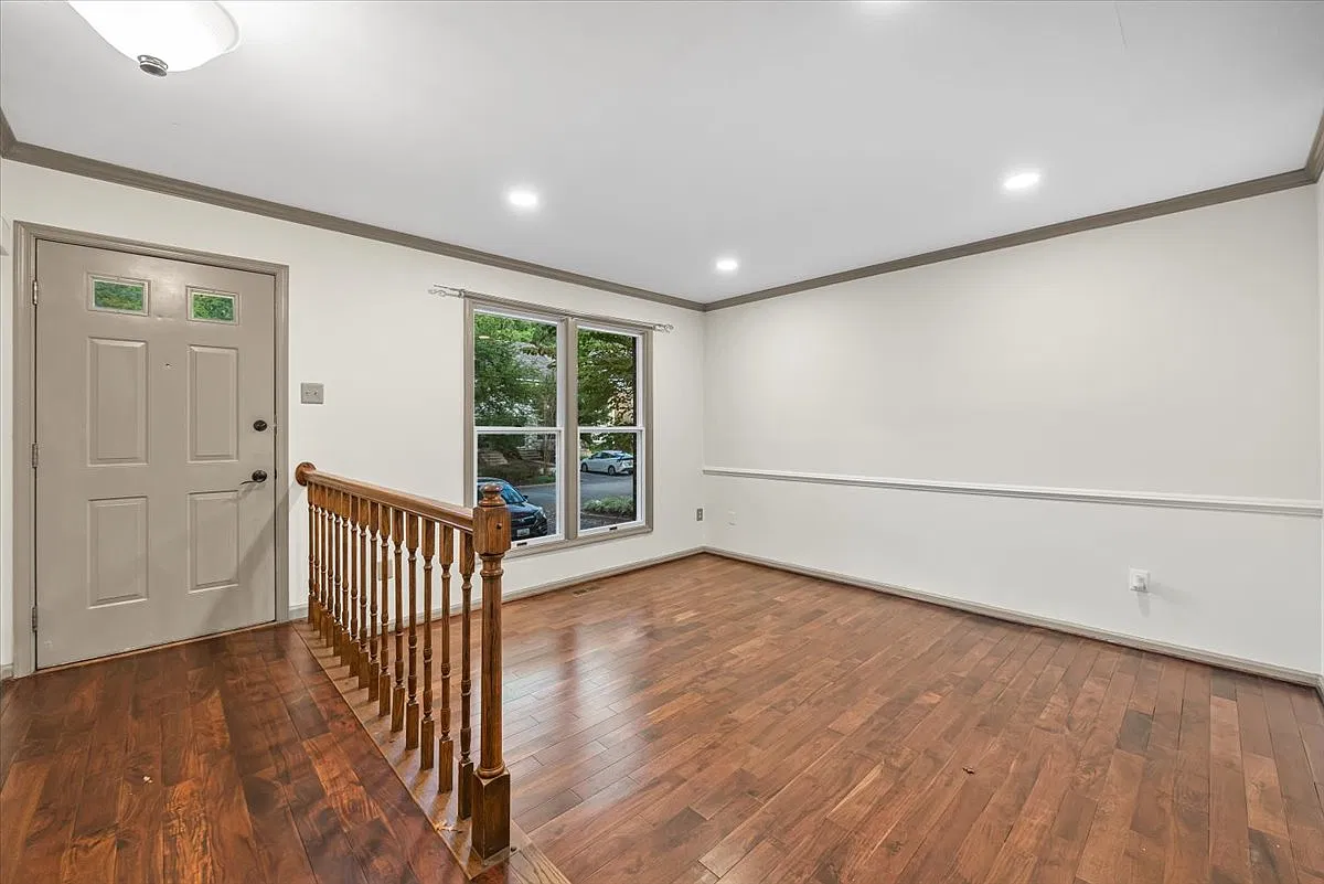 3 bed, 3.5 bath, 1928 sqft, $3,000 — Photo 3