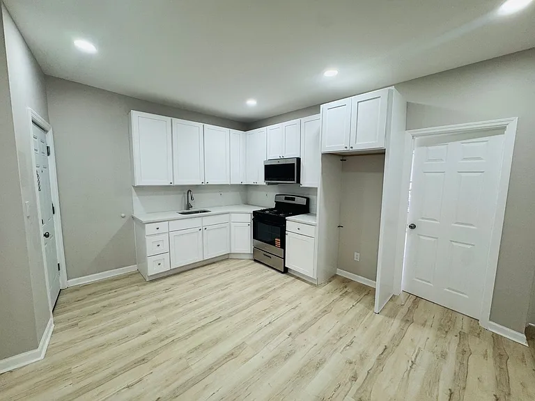53-55 Henry St #57 — Photo 22