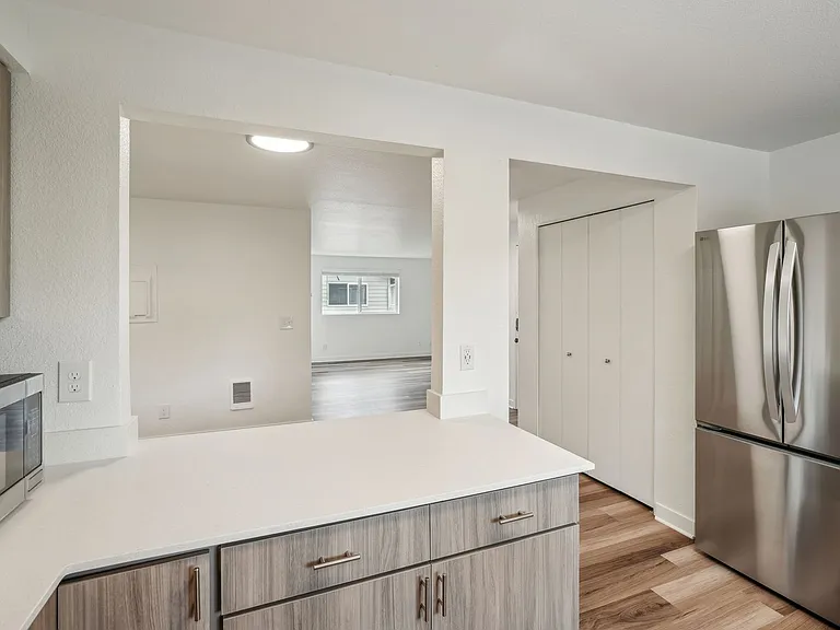 The Arch - Apartments & Townhomes — Photo 13