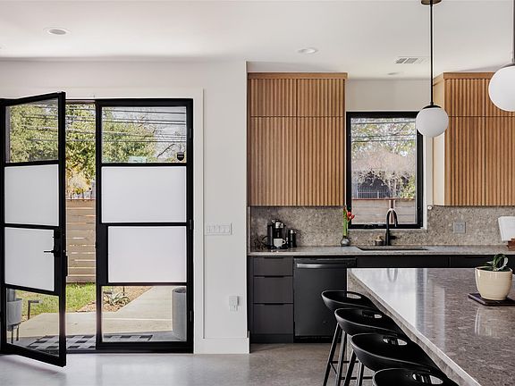 3rd image of 108 Comal St