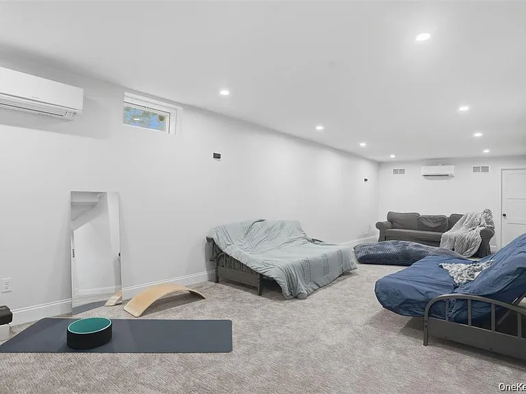 33 Howland Ave — Photo 27