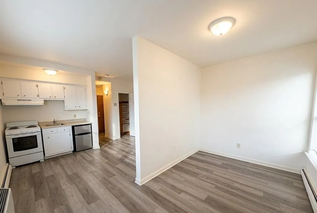 Studio, $1,600 — Photo 2