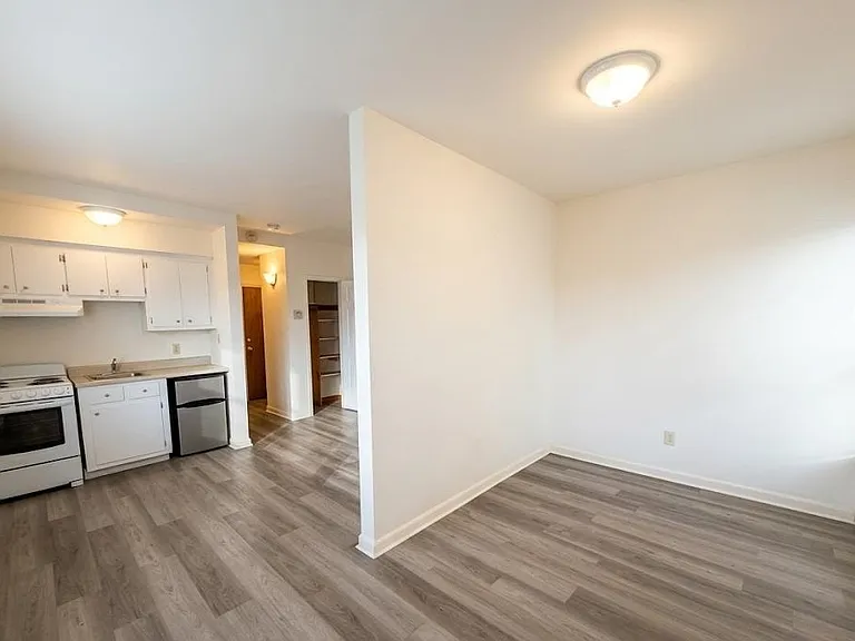 325 1st St #6 — Photo 2