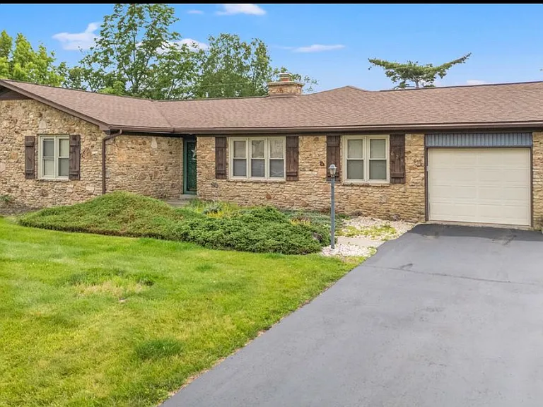 Beresford Dr — Photo 1