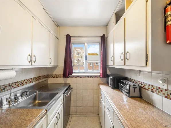 225-08 88th Avenue image 12 of 20