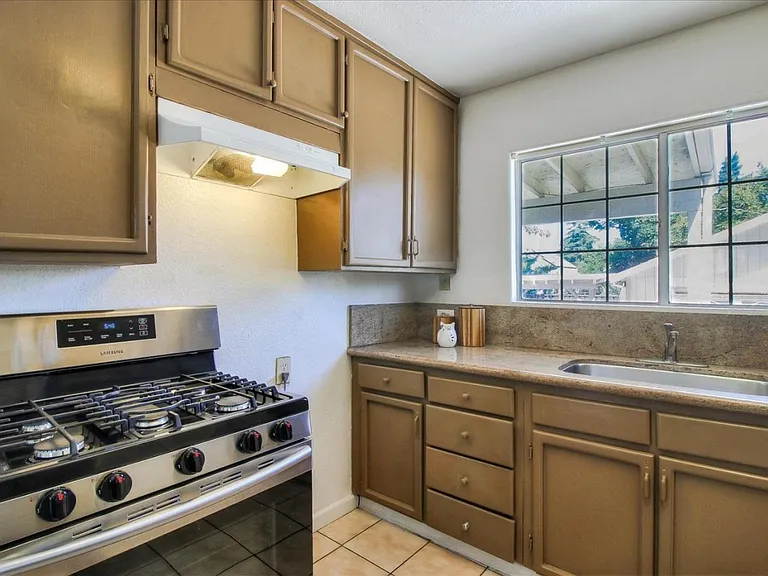 380 N 13th St #6 — Photo 5