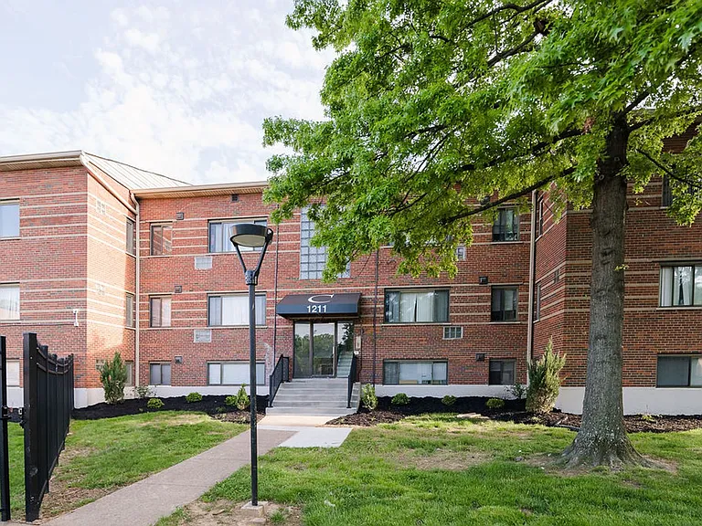 Newly Upgraded Apartments -The Courtyard at Park Hills, Minutes from Downtown — Photo 20