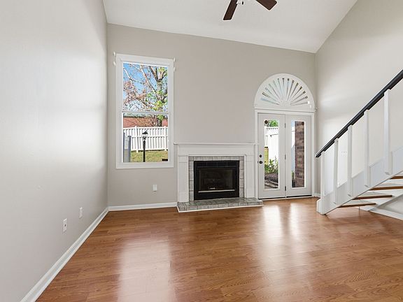5th image of 220 Village Cir W #220