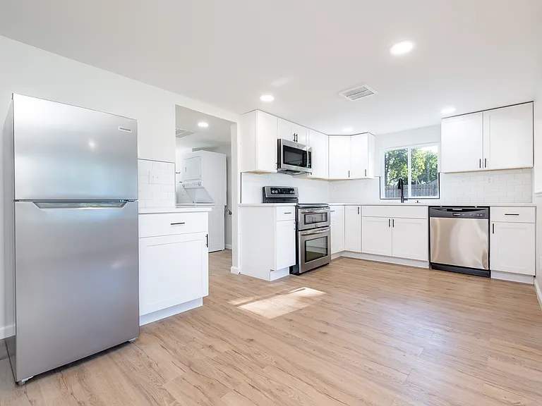 225 Bentz Ave — Photo 17