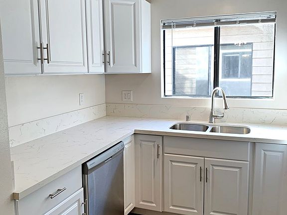 5th image of 1010-1012 E Acacia Ave #103
