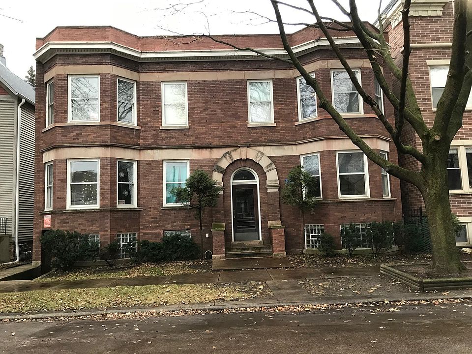 Center entry 4 unit building.