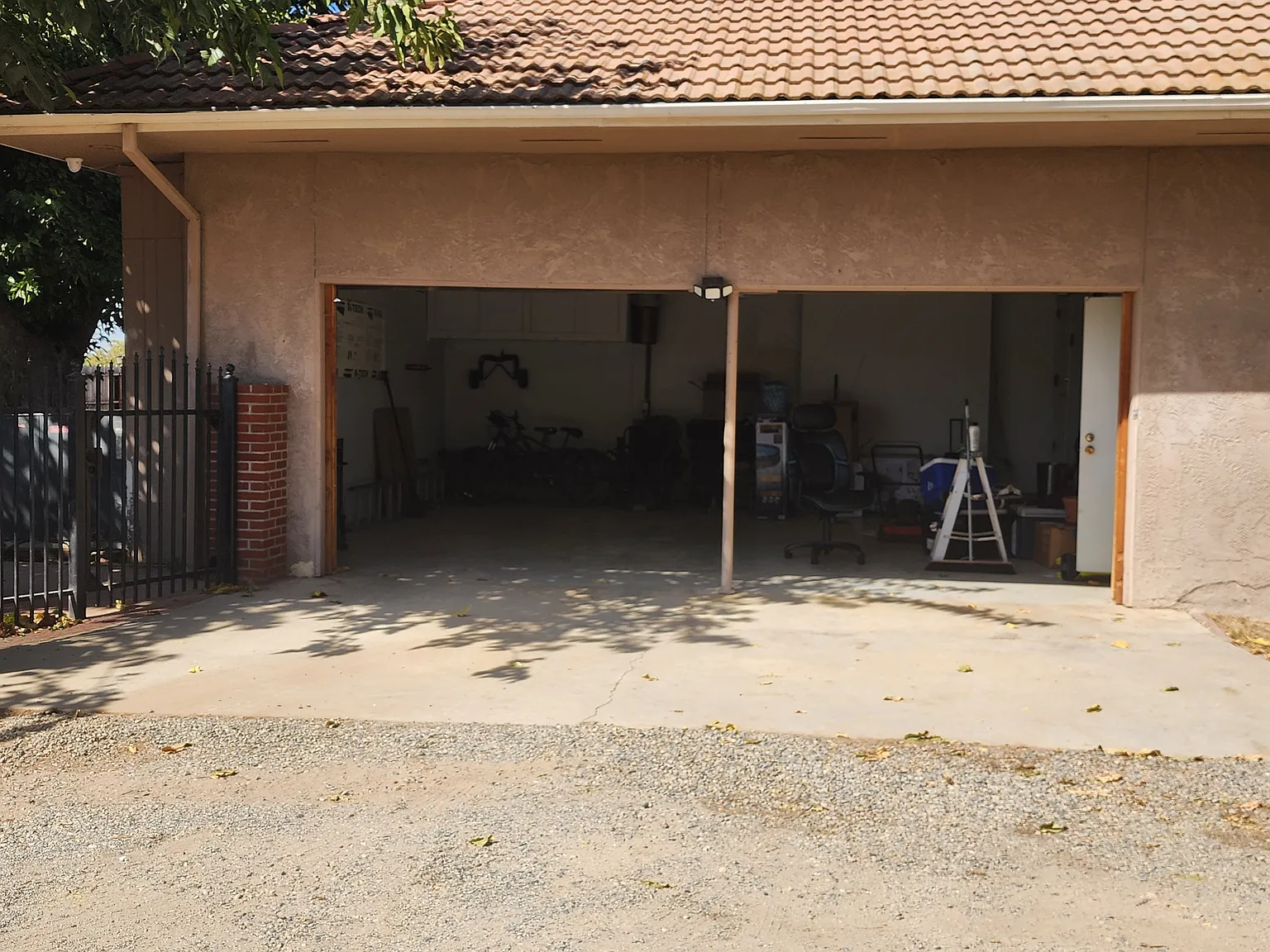 3 bed, 2400 sqft, $2,400 — Photo 2