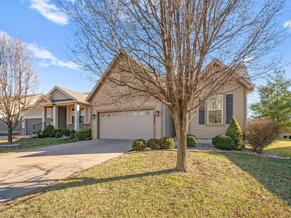 9047 Meadow View Dr, Shawnee, KS 66227