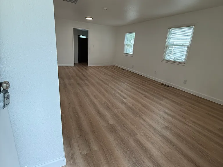 1501 E Arnold St — Photo 2