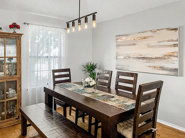 1717 Sterling Ln — Photo 3