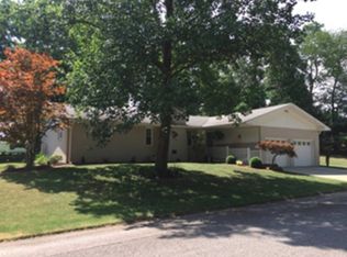 7 Parkhurst Pl, Fairfield, IL 62837