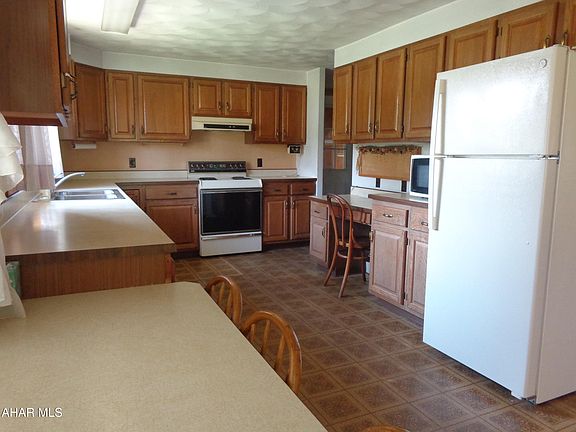 3rd image of 3881 Johnstown Rd