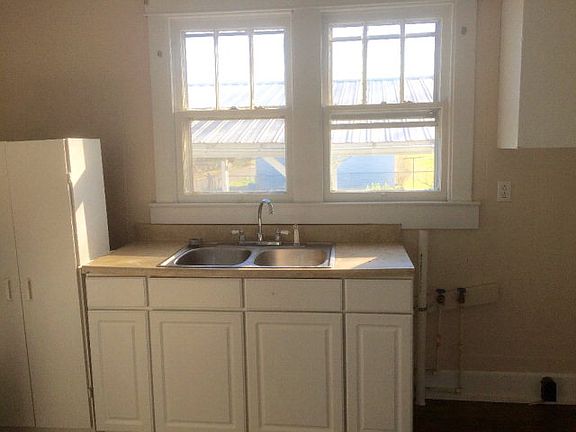 4th image of 220 Custus St