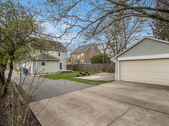 4th image of 722 Montrose Ave