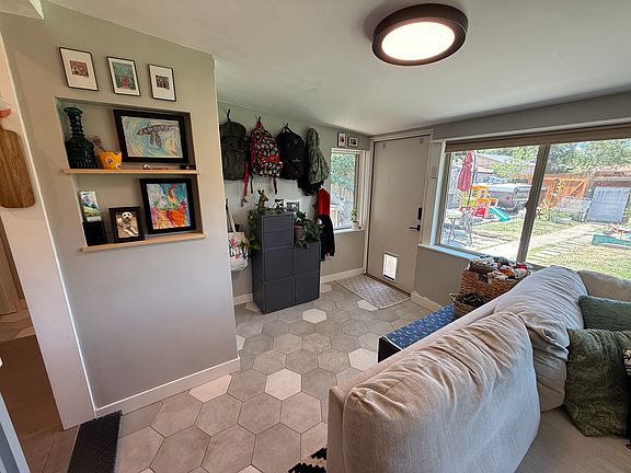 4th image of 2971 Oneida St