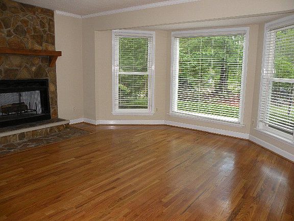 3rd image of 3818 Villa Ct
