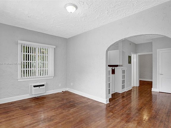 4th image of 935 Catalonia Ave APT 2