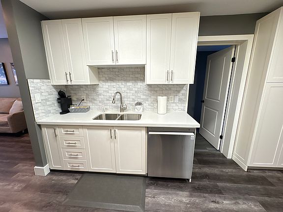 2nd image of 212 Rosslyn Ave N