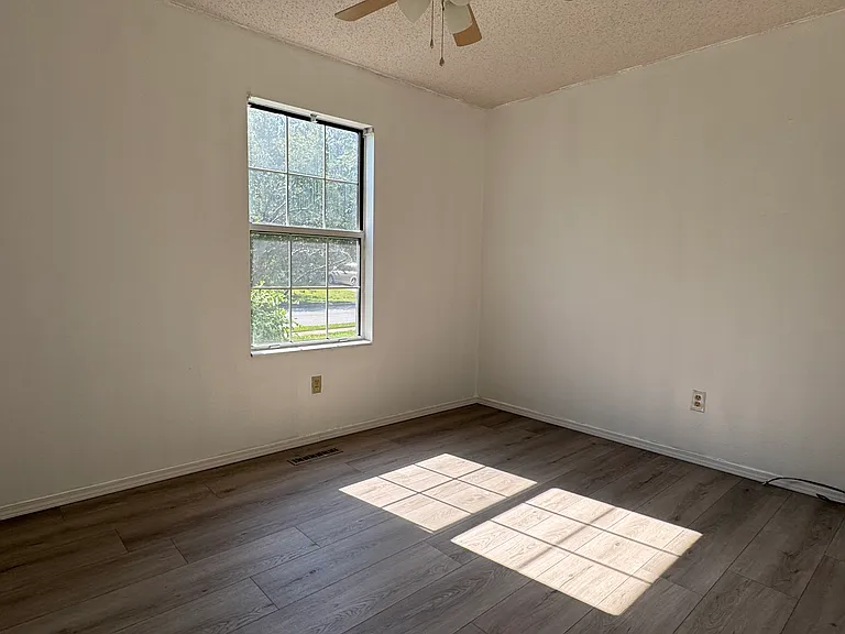5748 S Dayton Ave — Photo 8