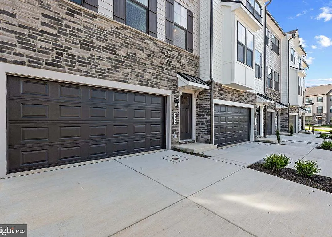4 bed, 3.5 bath, 2270 sqft, $3,200 — Photo 4