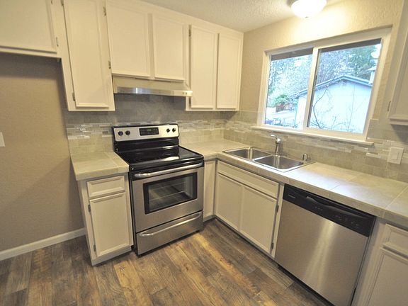 3rd image of 11 NE Lorrain Ct