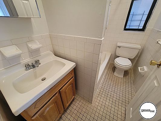 3rd image of 3204 Holland Ave APT 2L