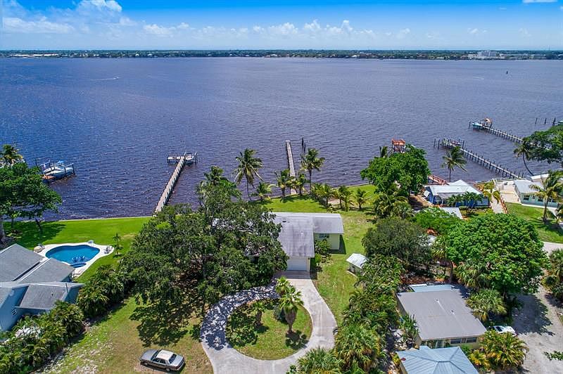 1st image of 850 NE Ixora Dr