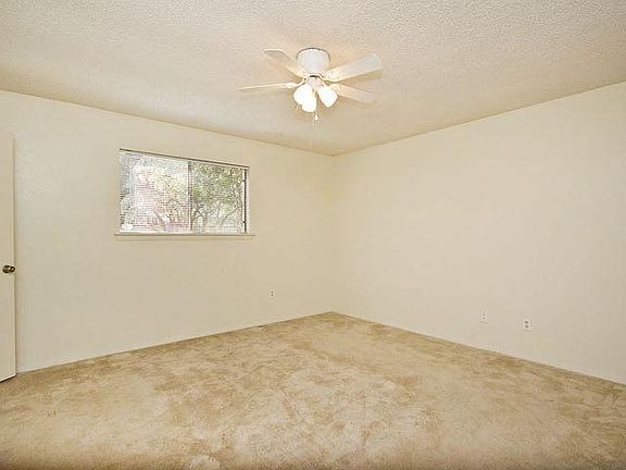 5th image of 409 Deerwood Dr