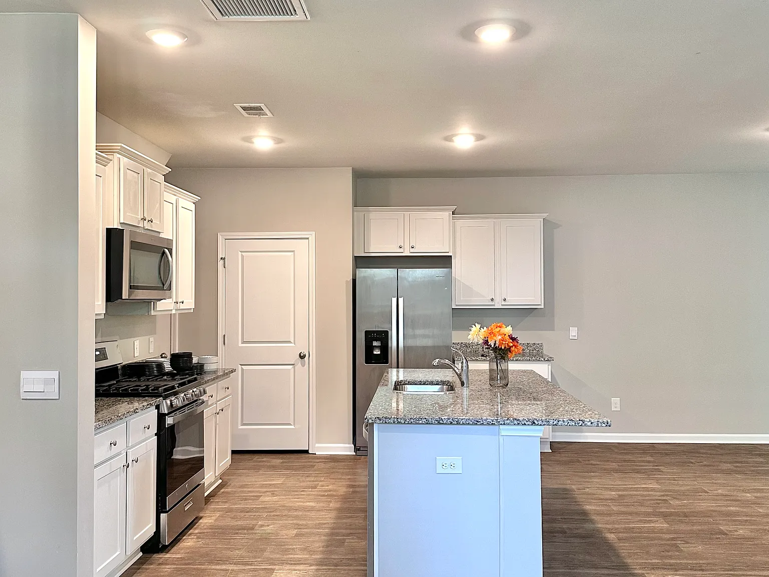 861 Kirby Ct — Photo 3